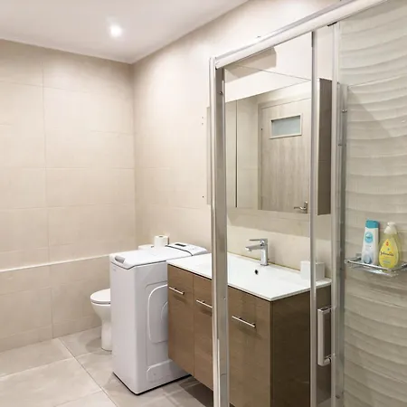 Contemporary & Spacious Renovated Apartment, Dt Syntagma, /touristic Area Apartment Athens