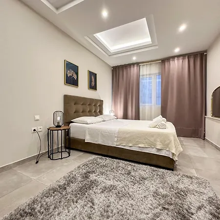 Contemporary & Spacious Renovated Apartment, Dt Syntagma, /touristic Area