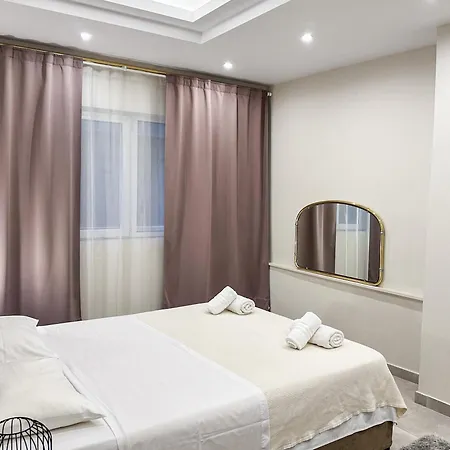 Contemporary & Spacious Renovated Apartment, Dt Syntagma, /touristic Area דירה אתונה