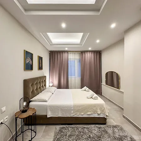 Contemporary & Spacious Renovated Apartment, Dt Syntagma, /touristic Area Apartment Athens