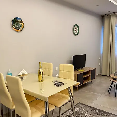 Contemporary & Spacious Renovated Apartment, Dt Syntagma, /touristic Area * אתונה